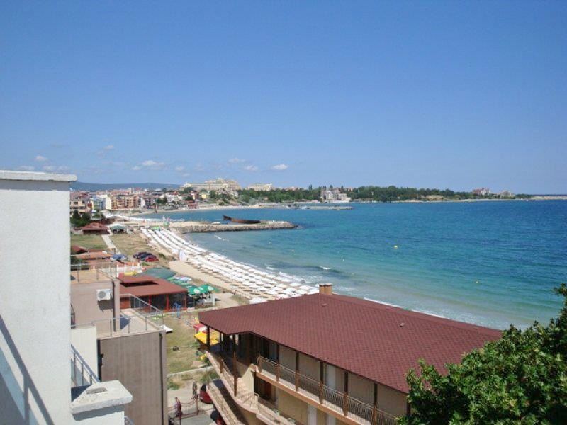 Солнечная и просторная студия с видом на море в Равде – 100 м от пляжа, в ухоженном комплексе с бассейном и зеленью