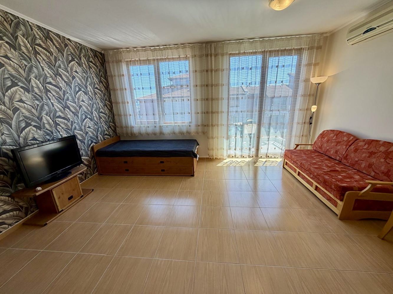 Панорамная студия с впечатляющим видом на море в Несебре – готова к заселению