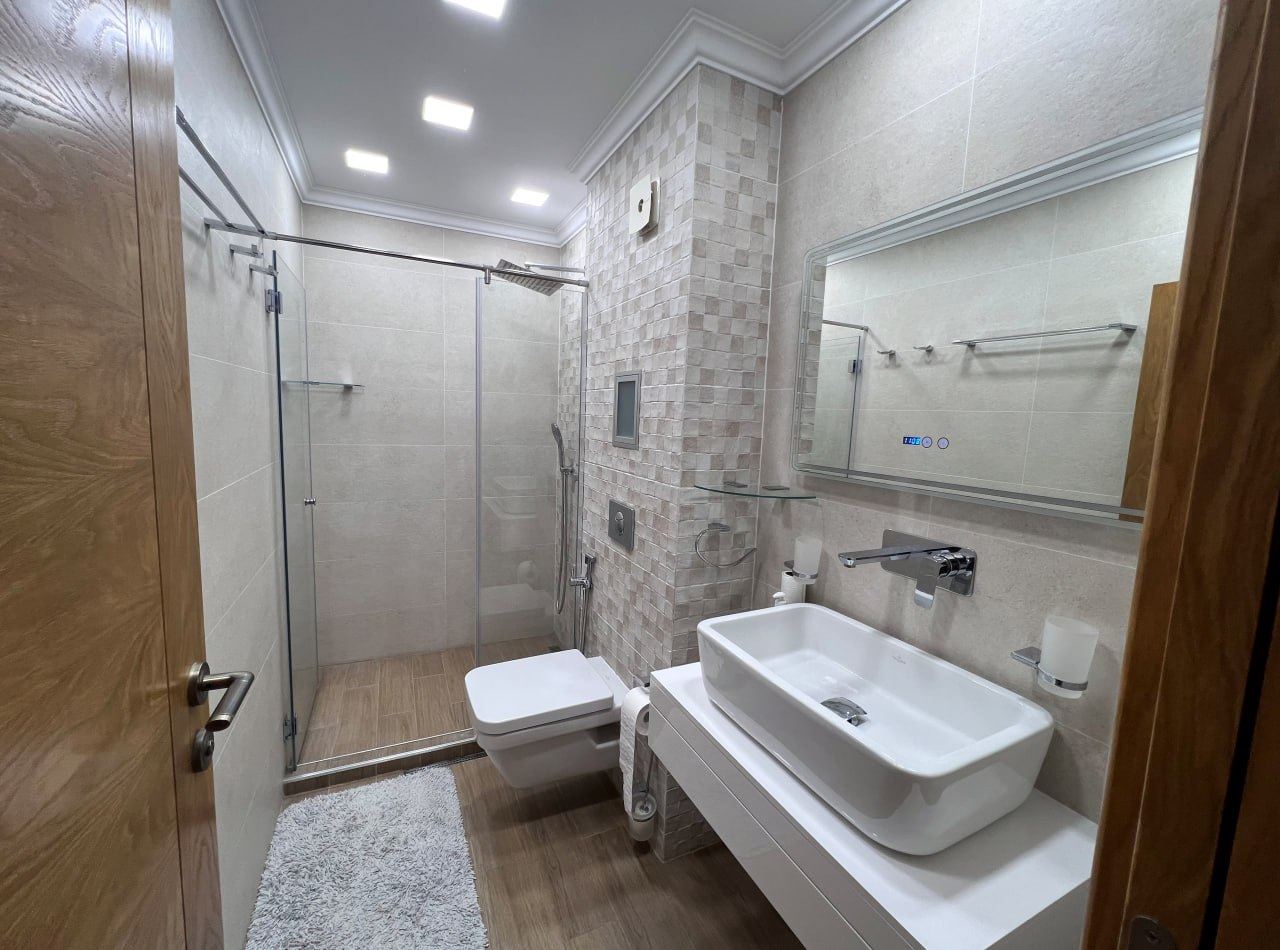 Просторный апартамент с тремя спальнями и панорамным видом на море всего в 50 метрах от пляжа – низкая плата за обслуживание!