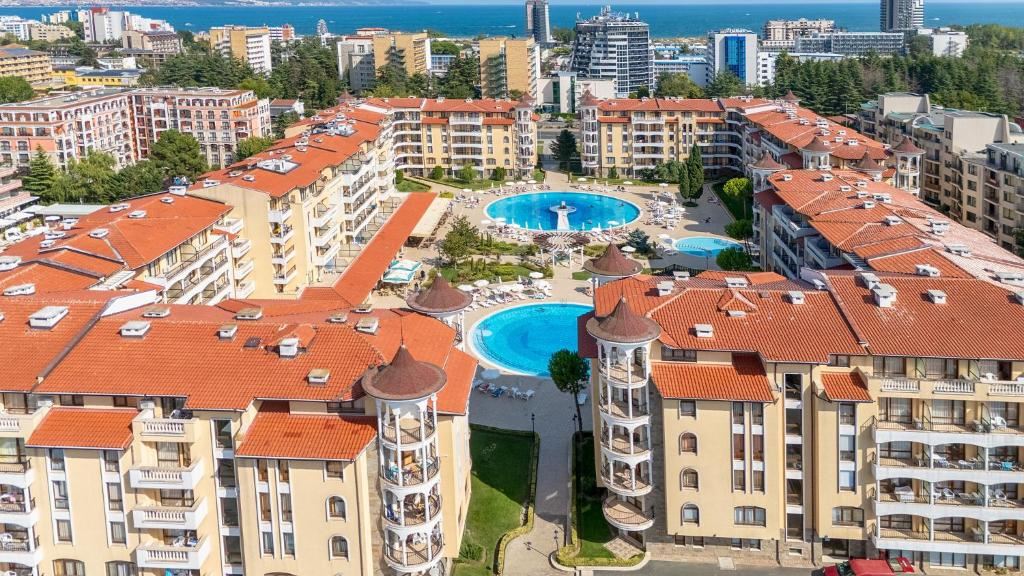 Панорамная квартира с одной спальней в комплексе с бассейнами, СПА и огромным зелёным садом в Солнечном берегу
