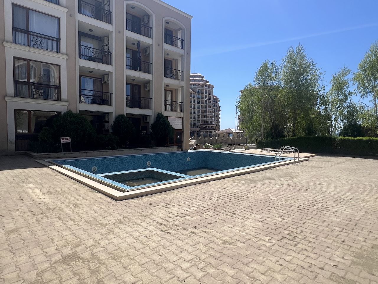 Уютная студия в самом сердце Елените – всего в нескольких минутах от пляжа, в закрытом комплексе с бассейном и отличными удобствами