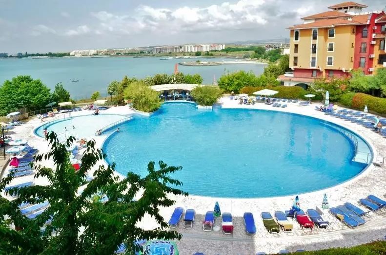 Просторная квартира с двумя спальнями на первой линии моря в Ахелое – комфорт, роскошь и уют для всей семьи