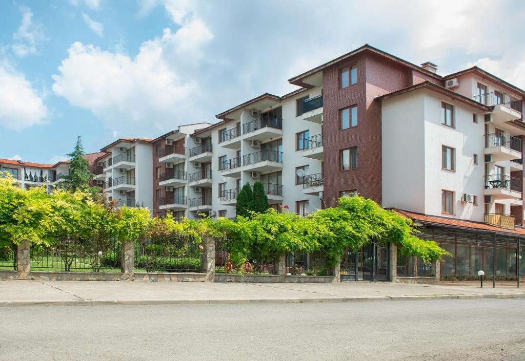 Просторная студия на партере с большой террасой и возможностью переделки в квартиру с одной спальней – безопасность и комфорт в Несебре