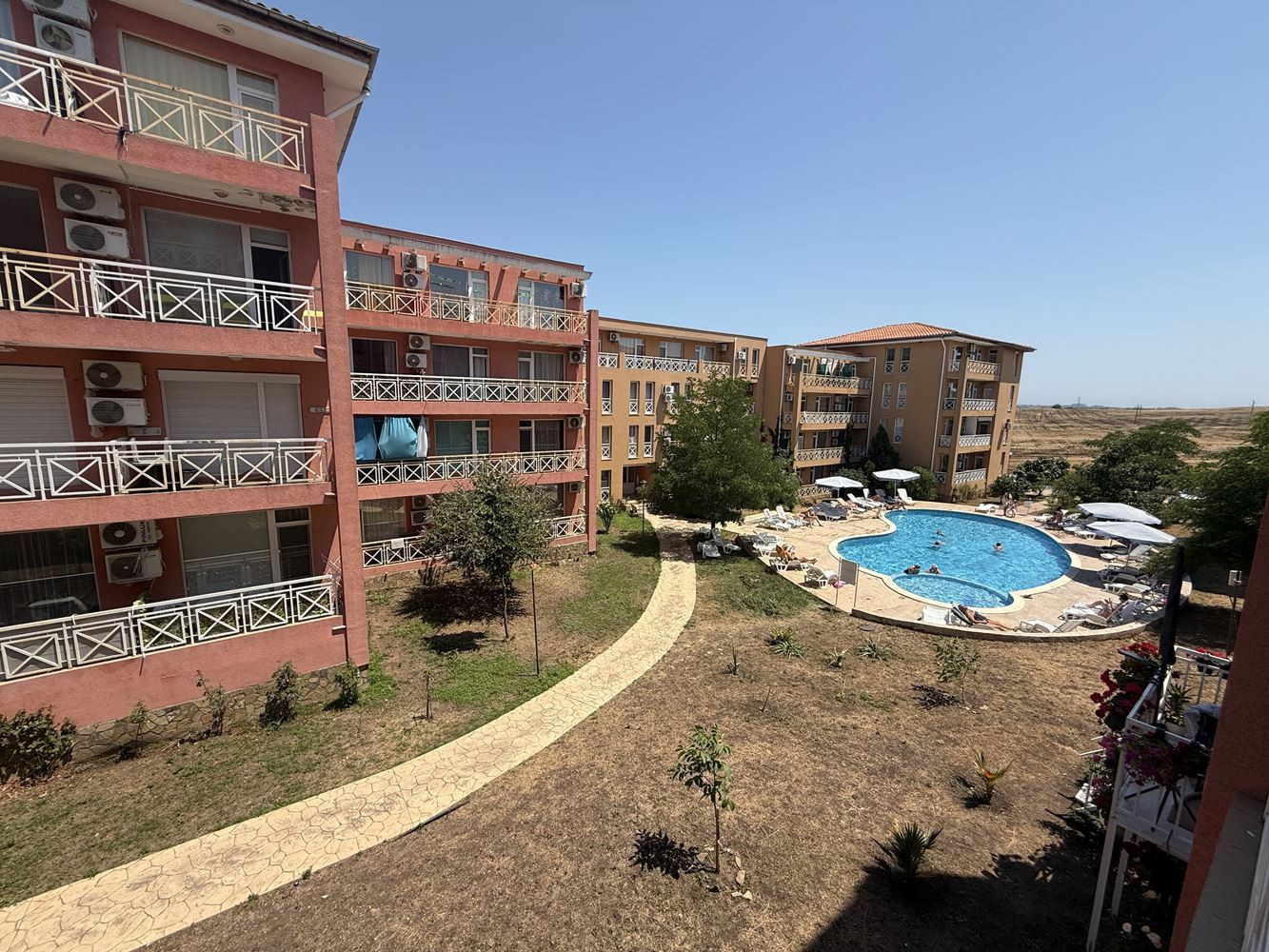 Обставленный апартамент с одной спальней с видом на бассейн в Солнечном Берегу