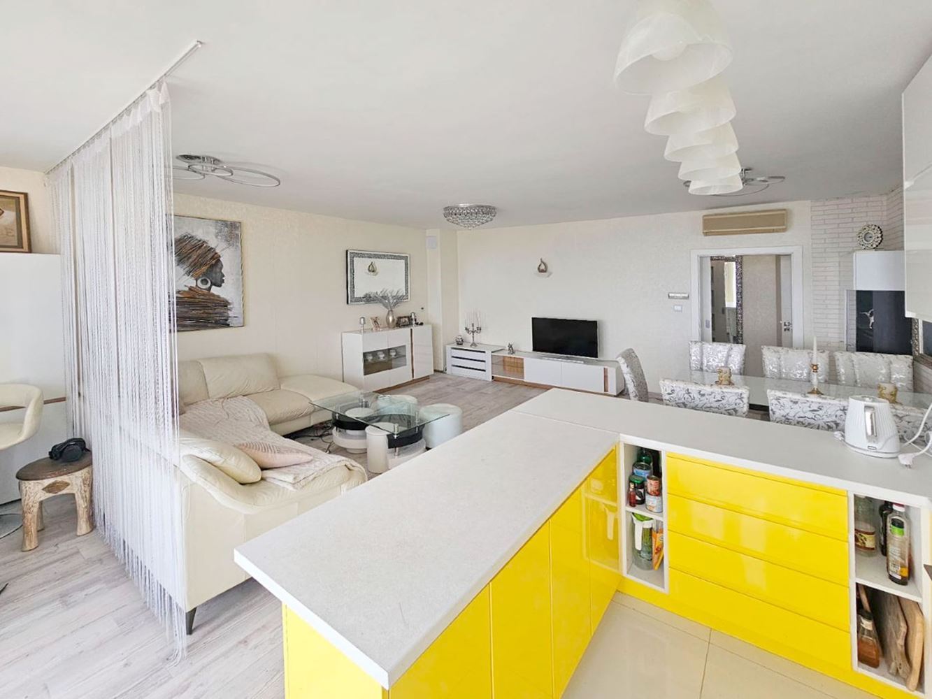 Роскошный апартамент с двумя спальнями с видом на море на первой линии в Равде – 114 м², две террасы и полный комфорт