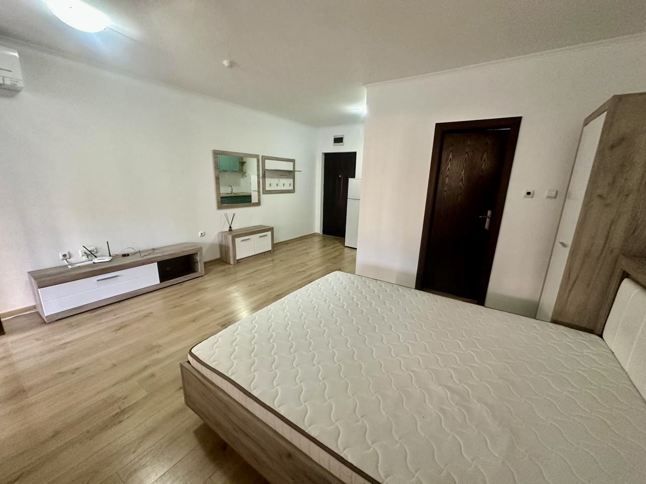 Просторная студия на партере с большой террасой и возможностью переделки в квартиру с одной спальней – безопасность и комфорт в Несебре