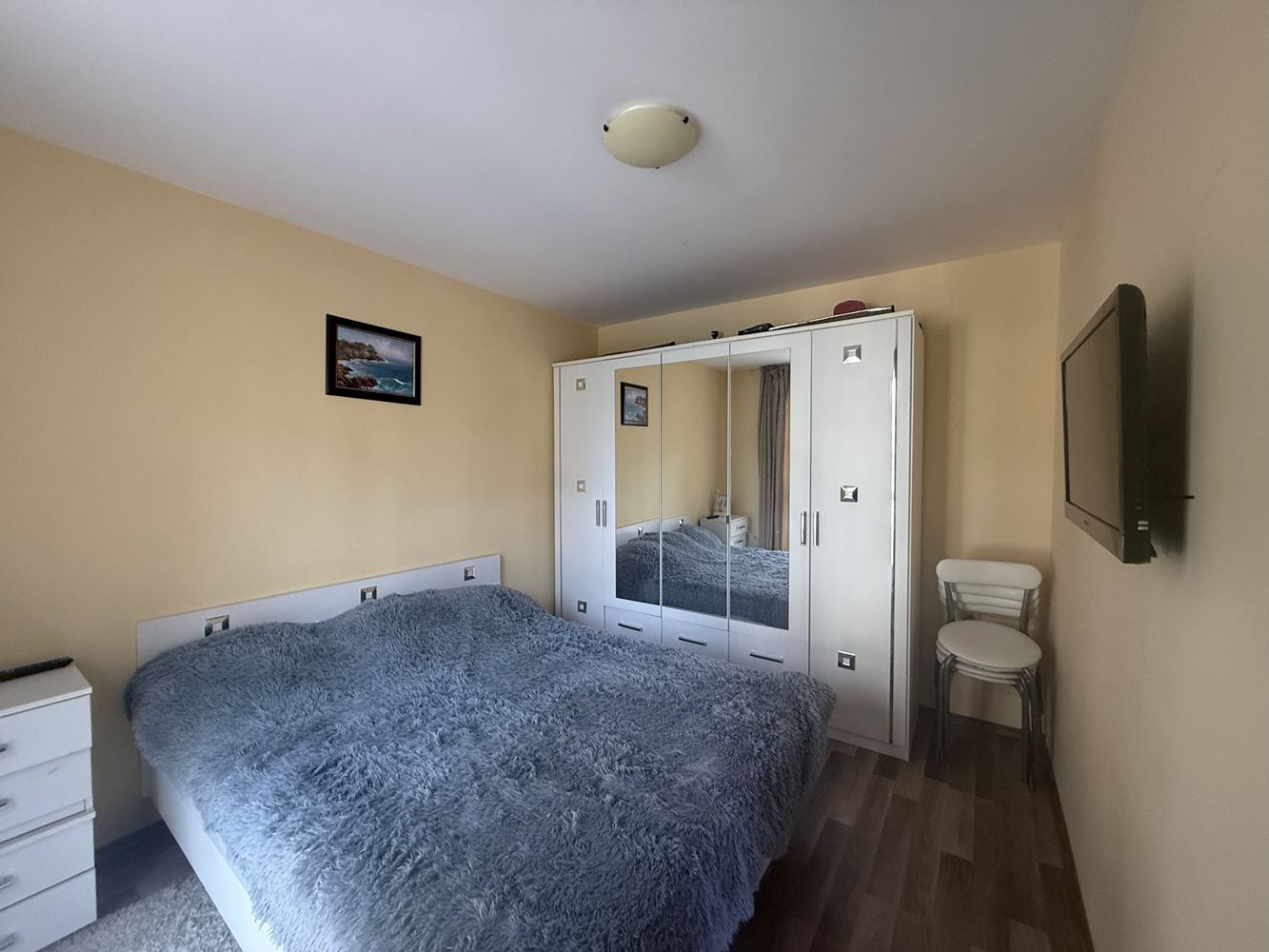 Двухкомнатная квартира в центре Солнечного Берега – меблированная, первый этаж с отличной локацией