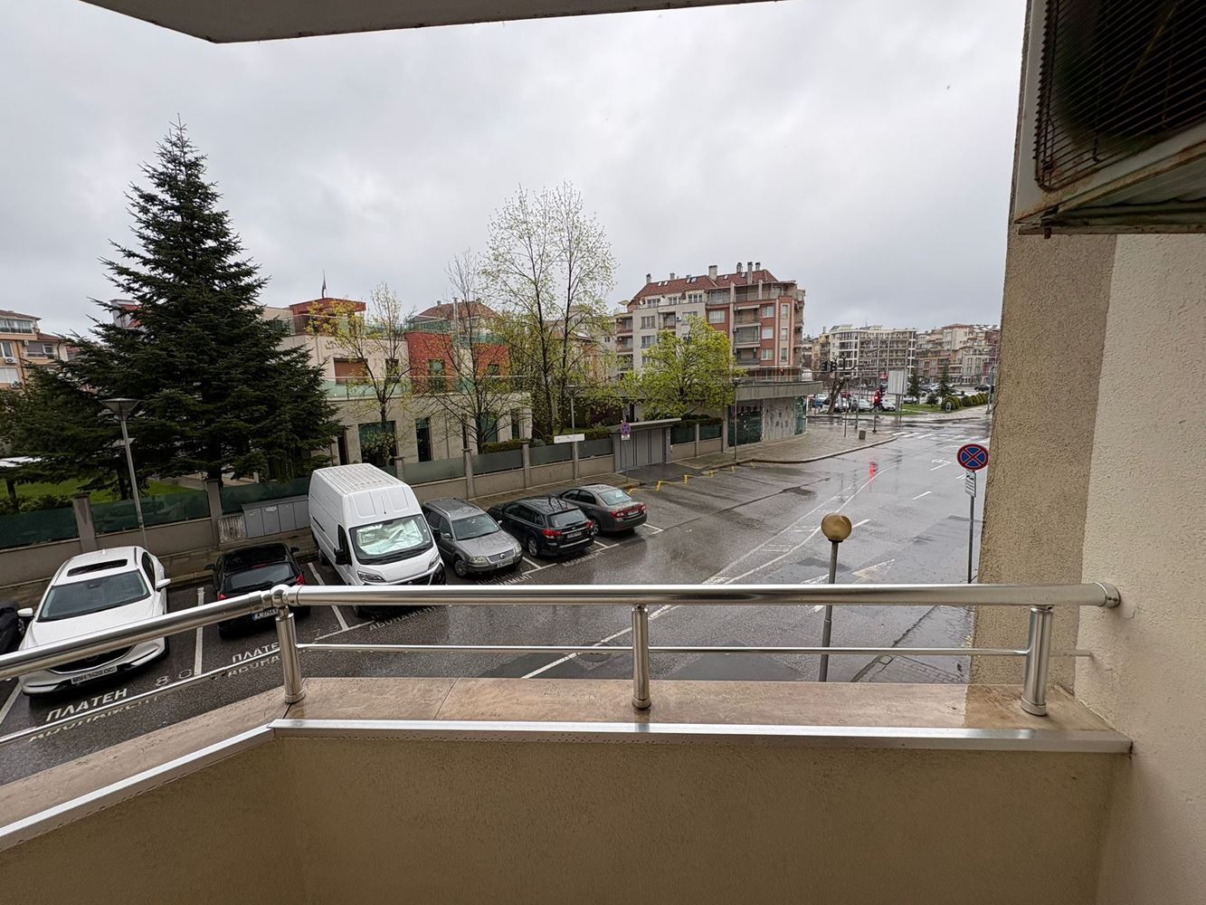 Просторная полностью меблированная студия в Поморие – восточная ориентация и отличная локация в 400 м от моря