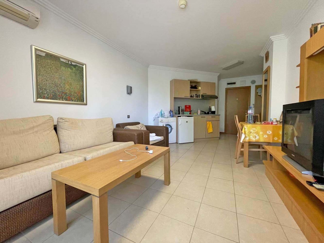 Высокий стандарт и разнообразные удобства – превосходная двухкомнатная квартира в элитном комплексе на первой линии в Равда