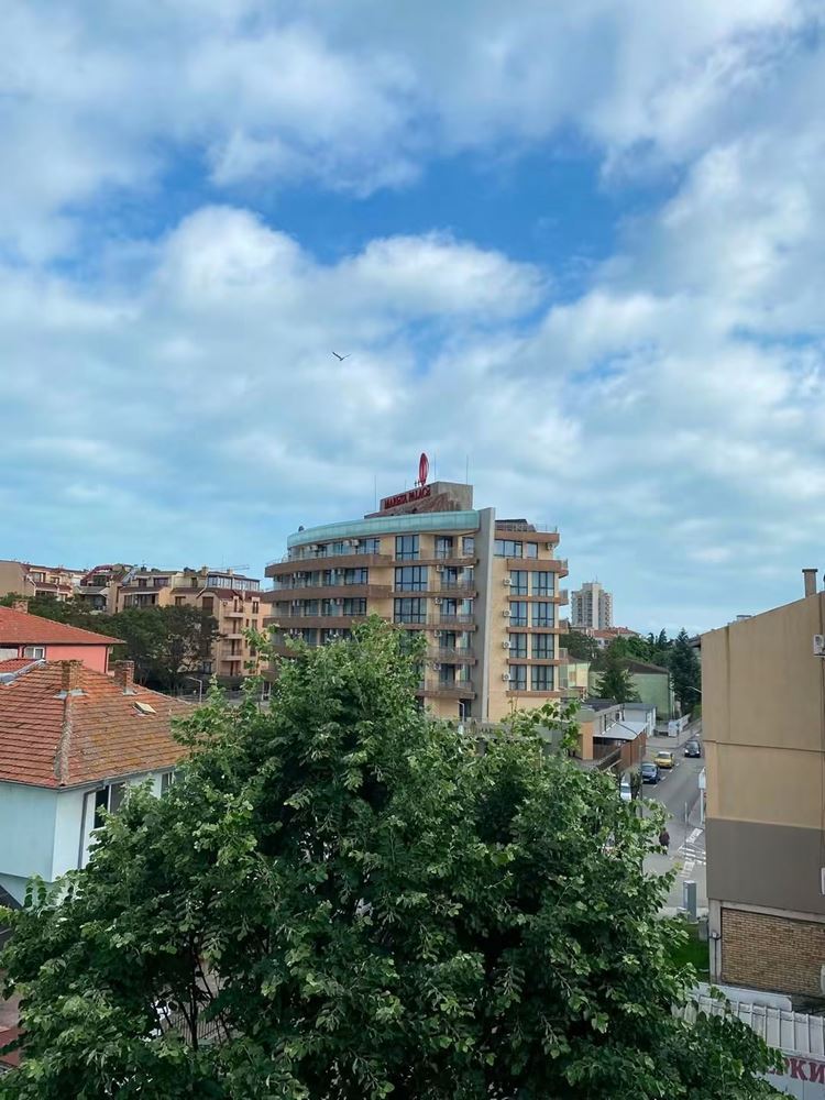 Просторная и стильно меблированная студия в самом сердце нового города Несебр – без таксы обслуживания и рядом с Южным пляжем