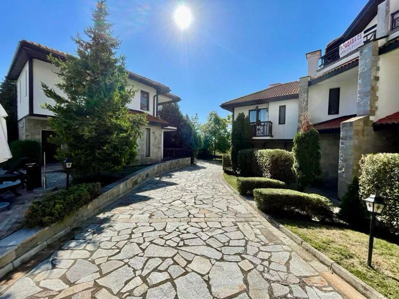 Просторная полностью меблированная студия с видом на бассейн в Солнечном Береге – комфорт, спокойствие и отличная инвестиция