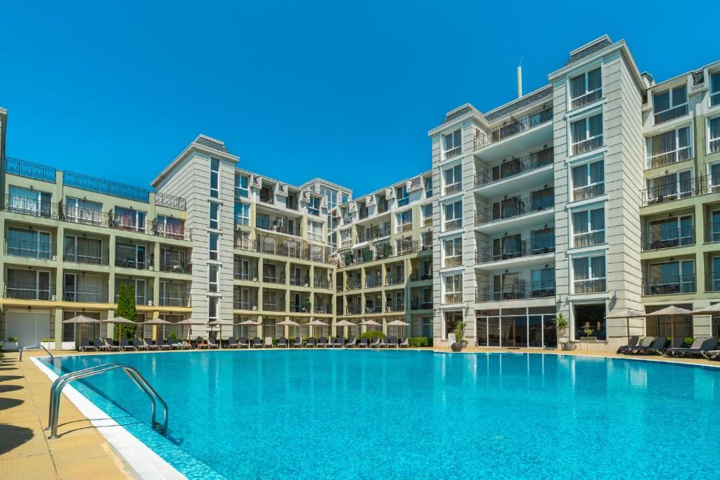 Роскошная двухкомнатная квартира с панорамным видом на море в Помории