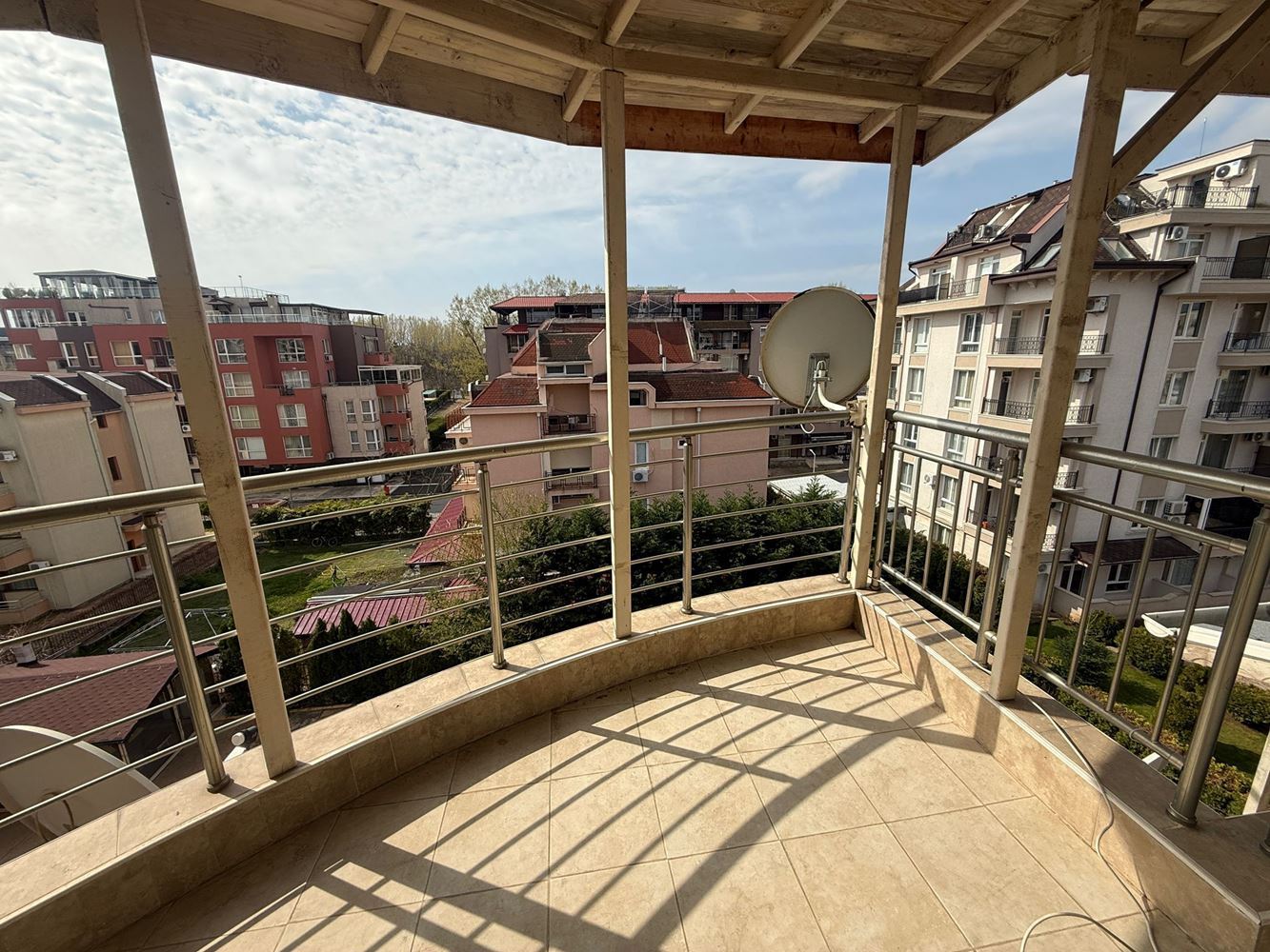 Просторная трехкомнатная квартира в Солнечном Береге – комфорт, природа и низкая такса обслуживания