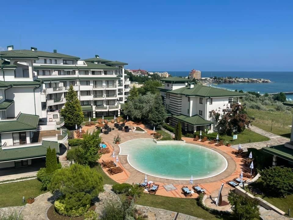 Высокий стандарт и разнообразные удобства – превосходная двухкомнатная квартира в элитном комплексе на первой линии в Равда