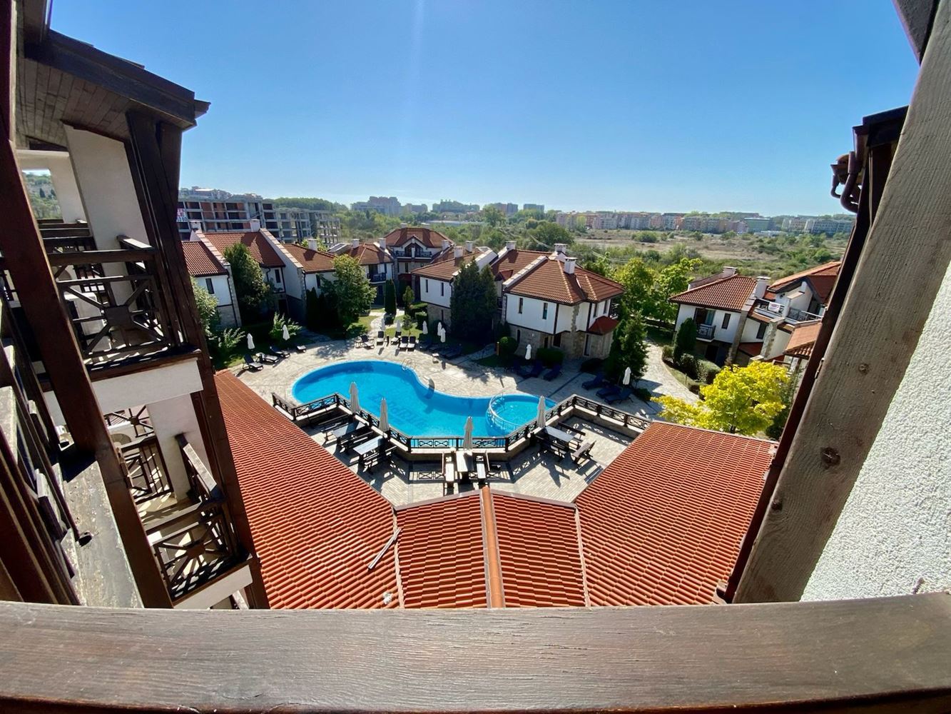 Просторная полностью меблированная студия с видом на бассейн в Солнечном Береге – комфорт, спокойствие и отличная инвестиция