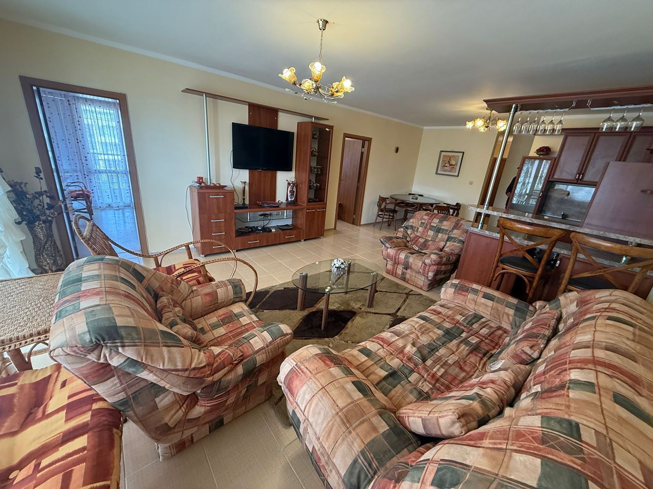 Просторная трехкомнатная квартира в Солнечном Береге – комфорт, природа и низкая такса обслуживания