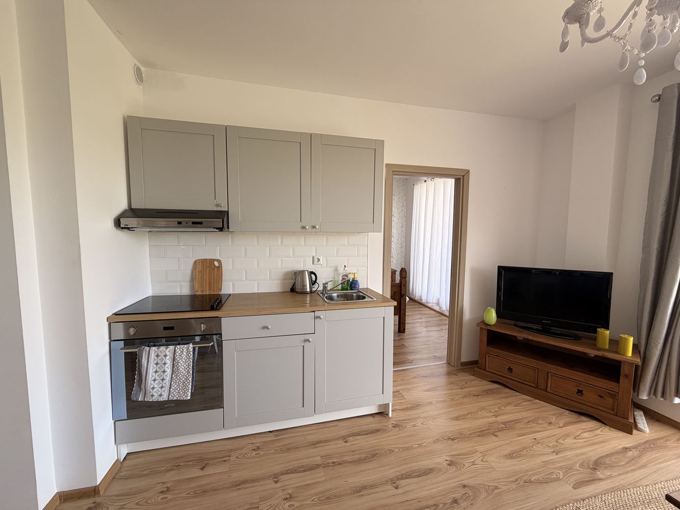 Квартира с двумя спальнями и панорамной террасой на окраине Солнечного Берега – уют, тишина и стиль