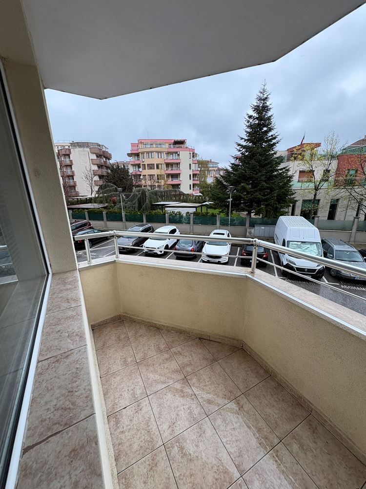 Просторная полностью меблированная студия в Поморие – восточная ориентация и отличная локация в 400 м от моря