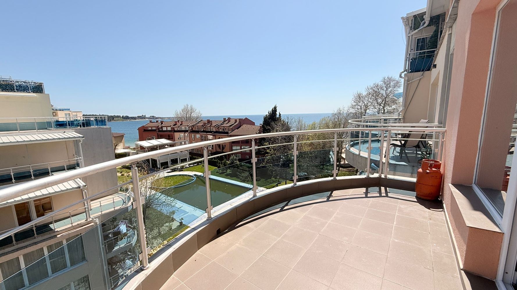 Роскошная квартира с тремя спальнями на первой линии в Равде – простор, престиж и впечатляющая морская панорама