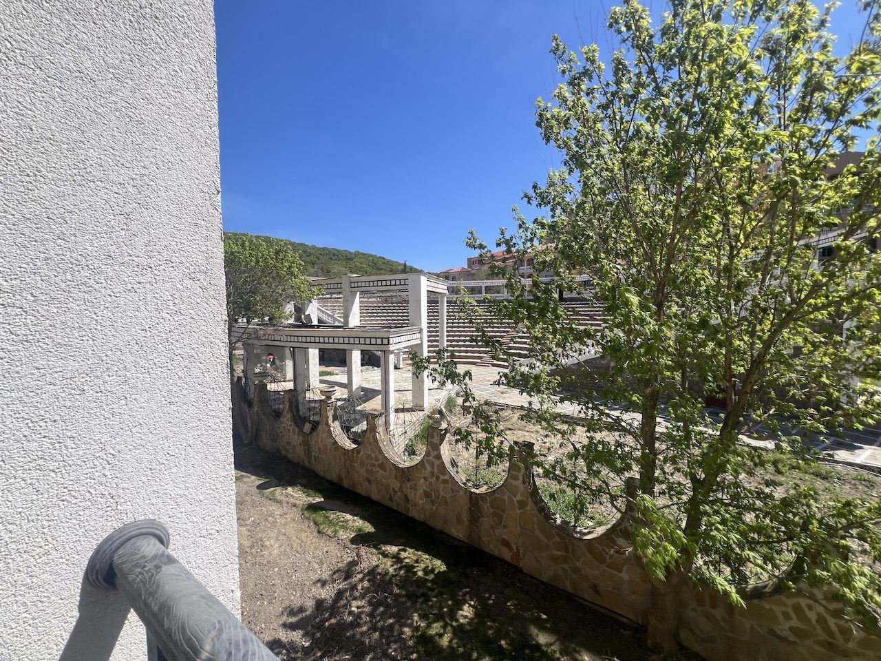 Уютная студия в самом сердце Елените – всего в нескольких минутах от пляжа, в закрытом комплексе с бассейном и отличными удобствами