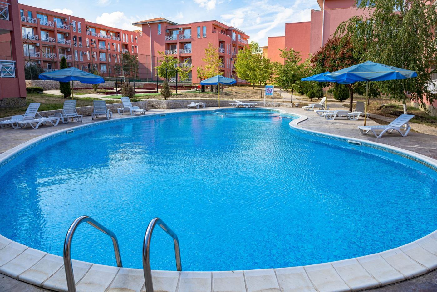 Эксклюзивно меблированная студия в закрытом комплексе с богатой инфраструктурой и спокойной атмосферой