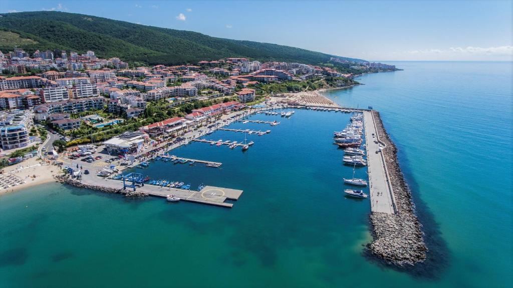 Двухкомнатная квартира с прямым видом на море в Святом Власе – комфорт, спокойствие и курортный стиль жизни