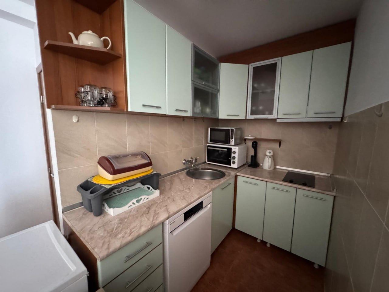 Просторная квартира с одной спальней и дополнительной спальной зоной в Солнечном Береге – 200 м от пляжа