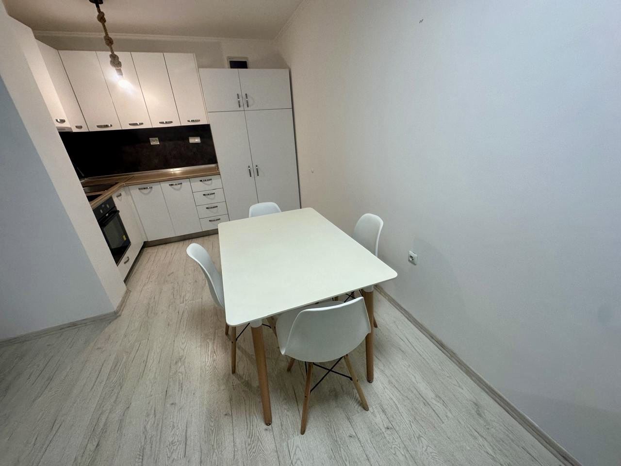 Просторная студия на партере с террасой и возможностью переделки в квартиру с одной спальней – всего в 300 м от моря