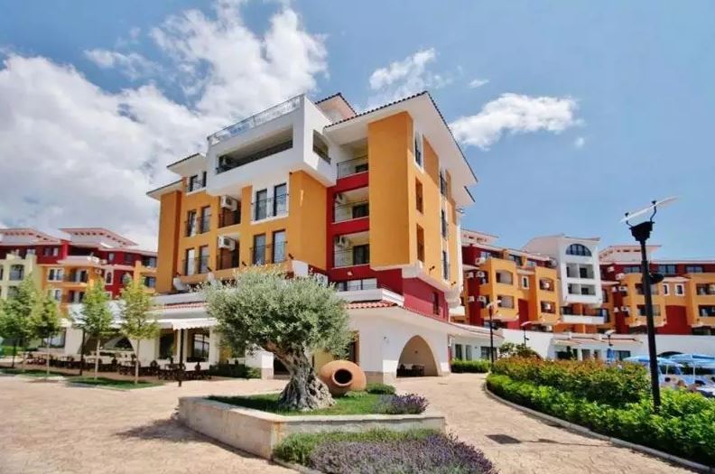 Просторная квартира с двумя спальнями на первой линии моря в Ахелое – комфорт, роскошь и уют для всей семьи