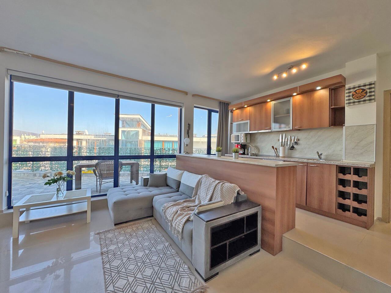 Роскошный пентхаус в Солнечном Берегу с впечатляющей панорамной террасой и отличным расположением