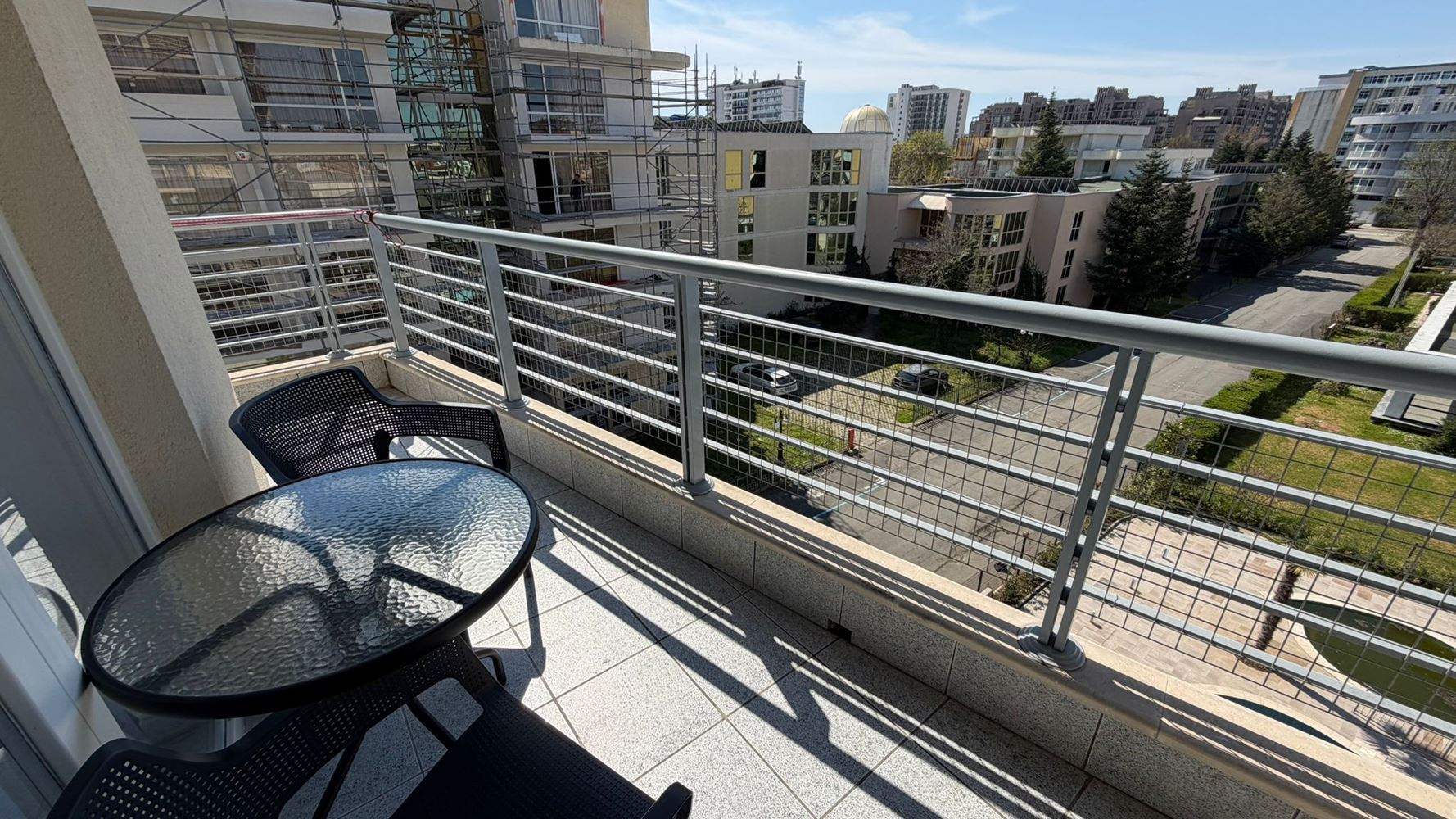 Просторная двухкомнатная квартира в 300 м от моря в Солнечном Береге – комфорт, безопасность и отличная инвестиция