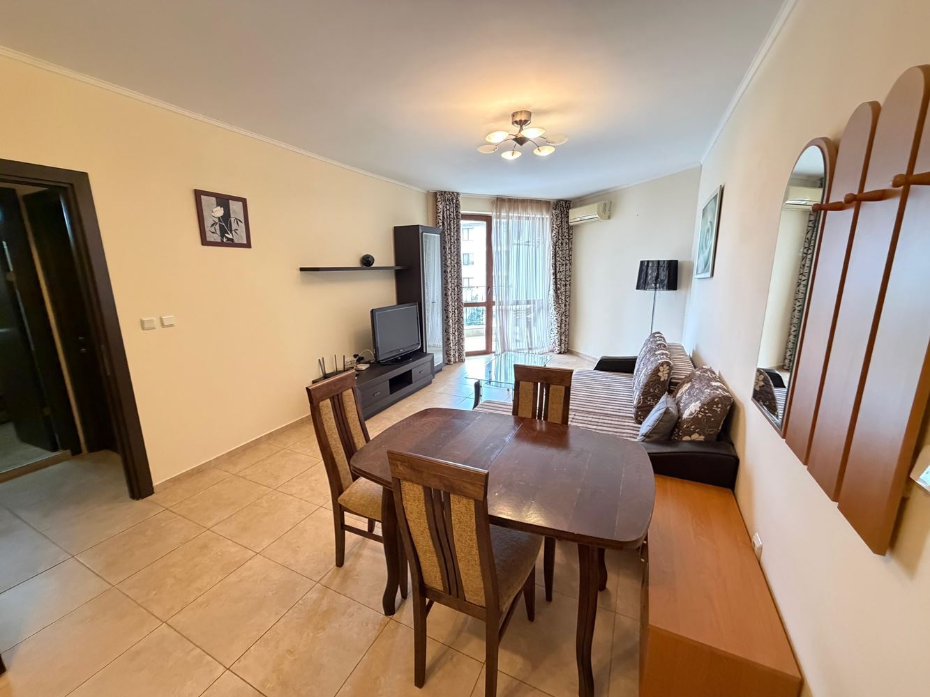 Апартамент с двумя спальнями и видом на бассейн в Несебре – простор, комфорт и отличное расположение всего в 300 метрах от моря