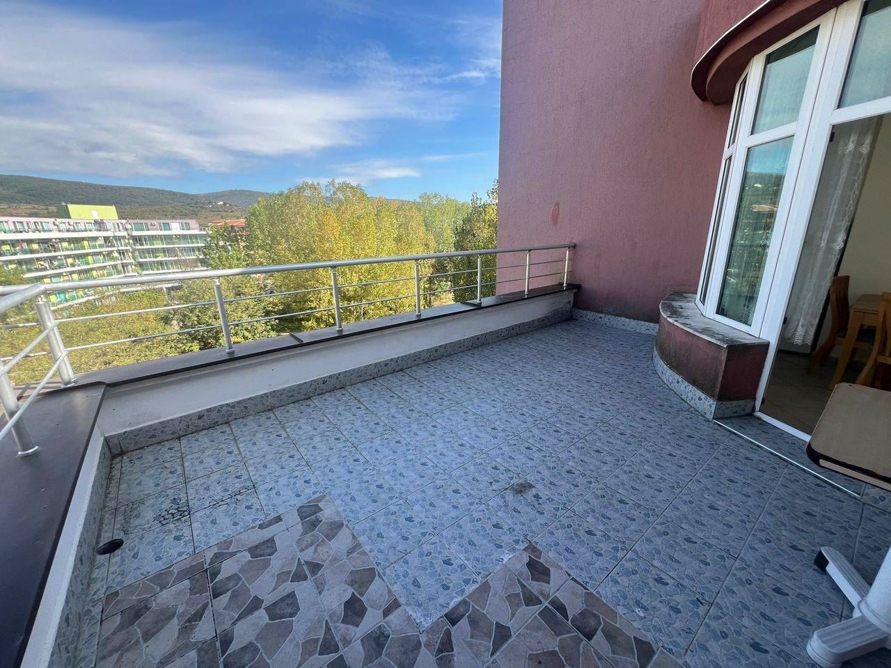 Просторная квартира с одной спальней в Солнечном Береге – комфорт и пространство в ухоженном комплексе