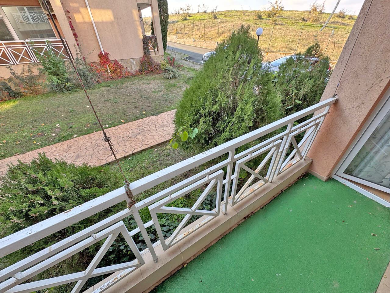 Функциональная трёхкомнатная квартира на первом этаже в современном комплексе в районе Солнечного Берега