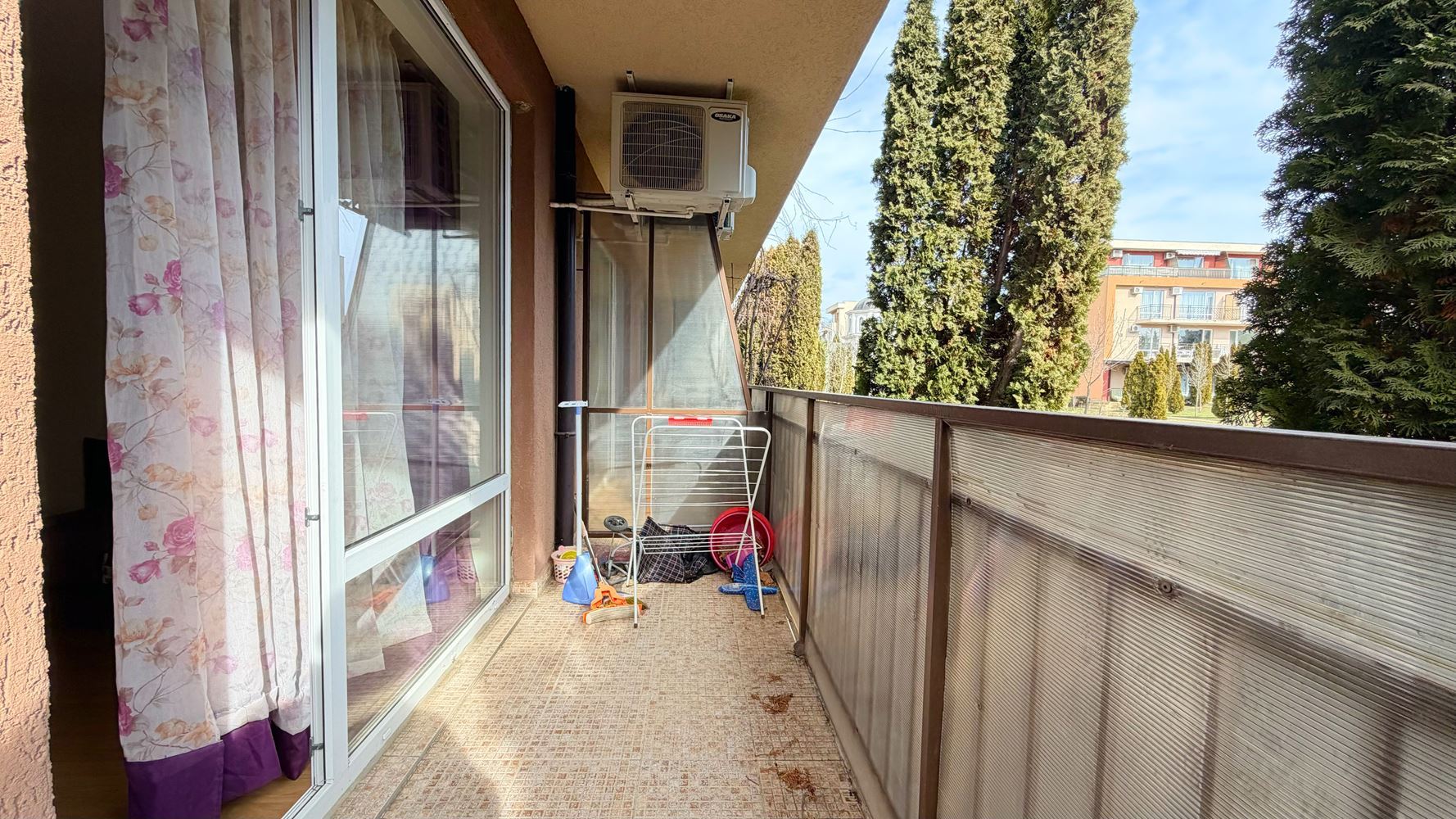 Просторная студия с террасой в современном комплексе на Солнечном берегу – комфорт и развлечения в шаговой доступности от моря