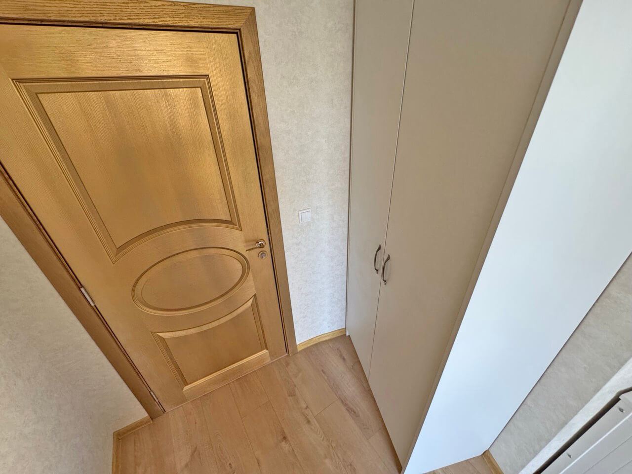 Светлая студия в люксовом комплексе – прекрасный уют у бассейна