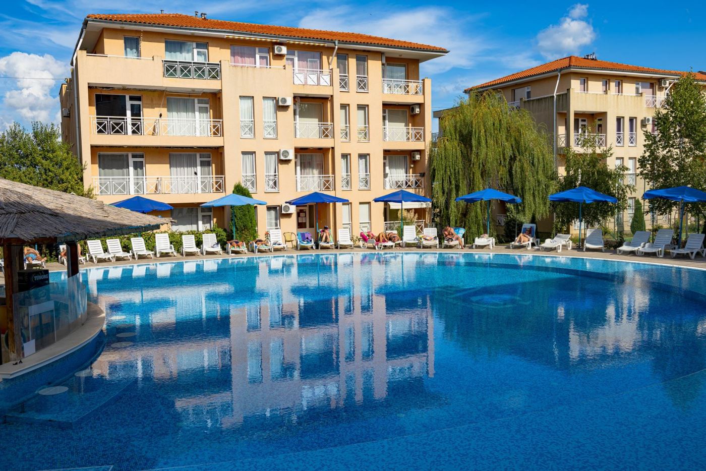 Эксклюзивно меблированная студия в закрытом комплексе с богатой инфраструктурой и спокойной атмосферой