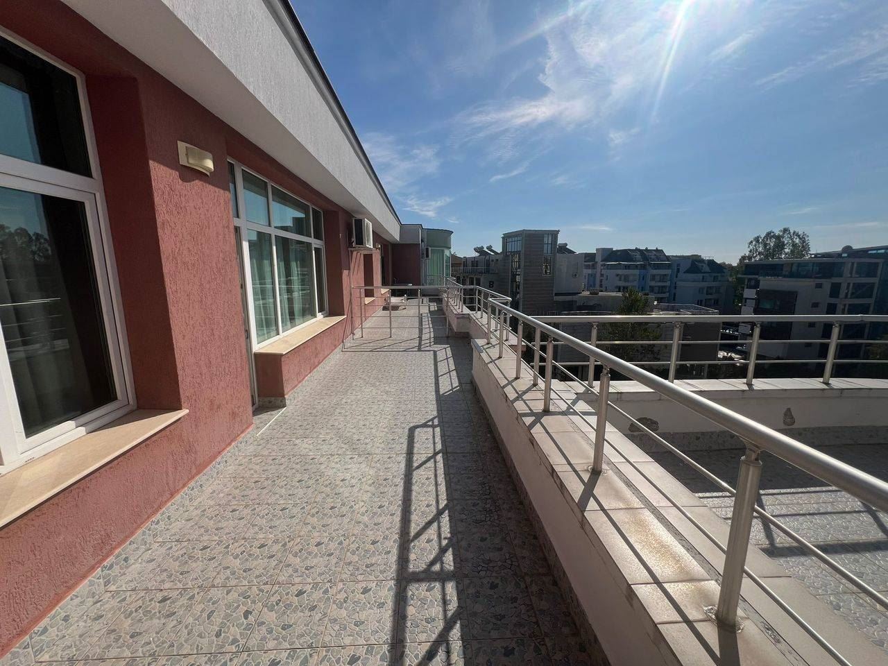 Просторная квартира с одной спальней в Солнечном Береге – комфорт и пространство в ухоженном комплексе