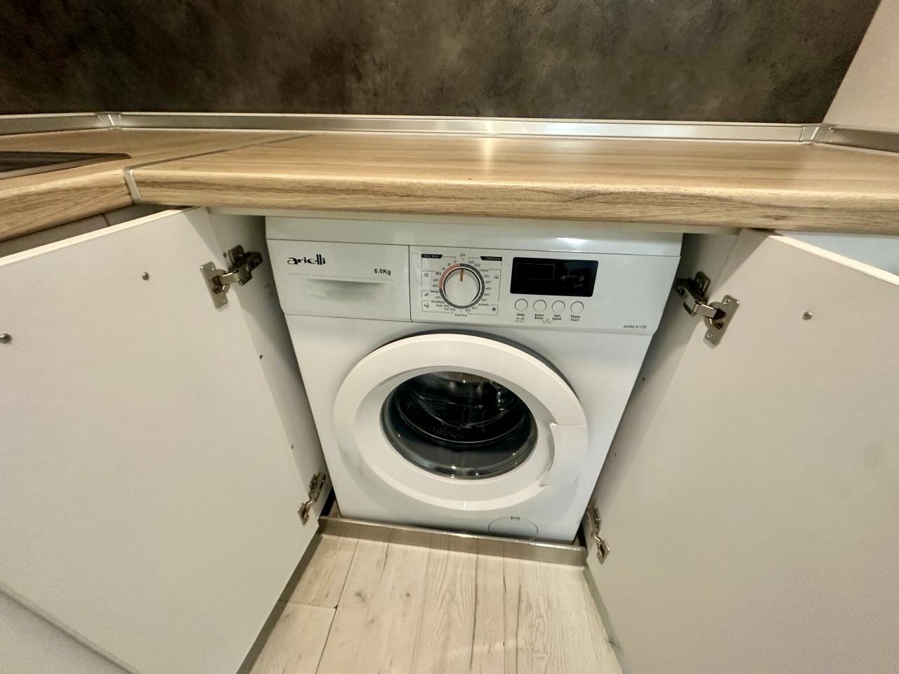 Просторная студия на партере с террасой и возможностью переделки в квартиру с одной спальней – всего в 300 м от моря