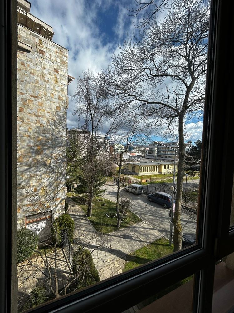 Просторная и стильно меблированная квартира с одной спальней в самом сердце Солнечного берега – идеально для проживания или инвестиций