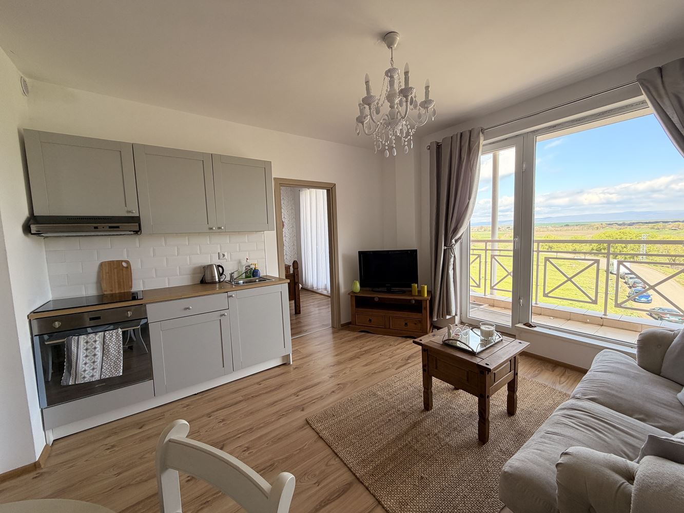 Квартира с двумя спальнями и панорамной террасой на окраине Солнечного Берега – уют, тишина и стиль