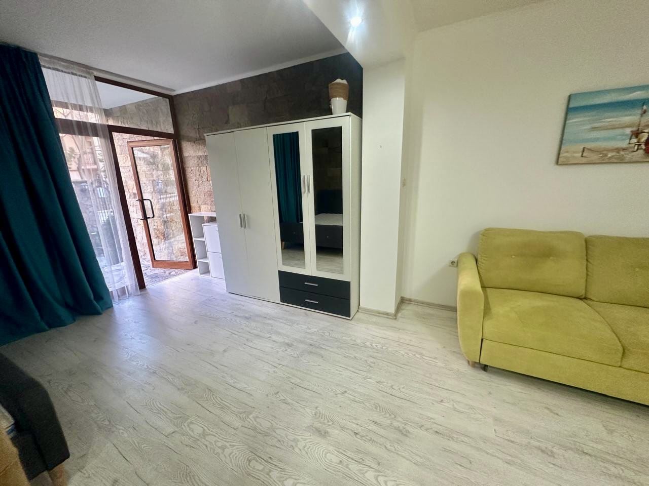 Просторная студия на партере с террасой и возможностью переделки в квартиру с одной спальней – всего в 300 м от моря