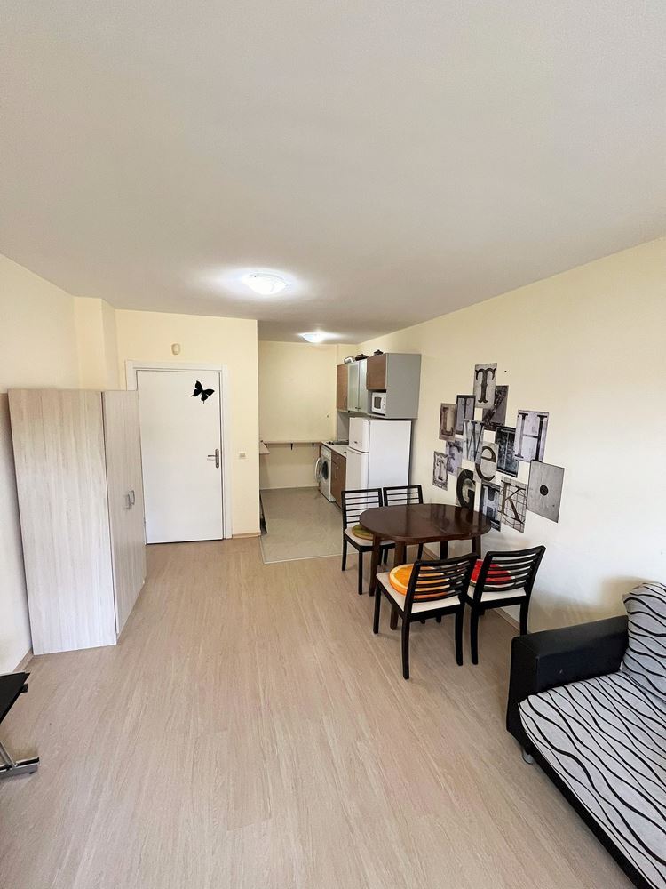 Солнечная и просторная двухкомнатная квартира в Солнечном Береге – полностью меблирована с отличной инфраструктурой комплекса