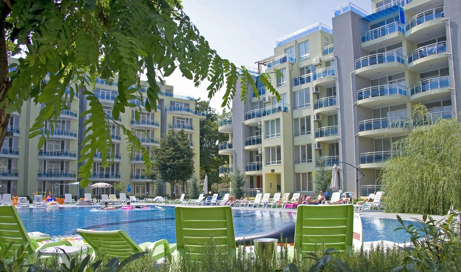 Солнечная и просторная студия с видом на море в Равде – 100 м от пляжа, в ухоженном комплексе с бассейном и зеленью