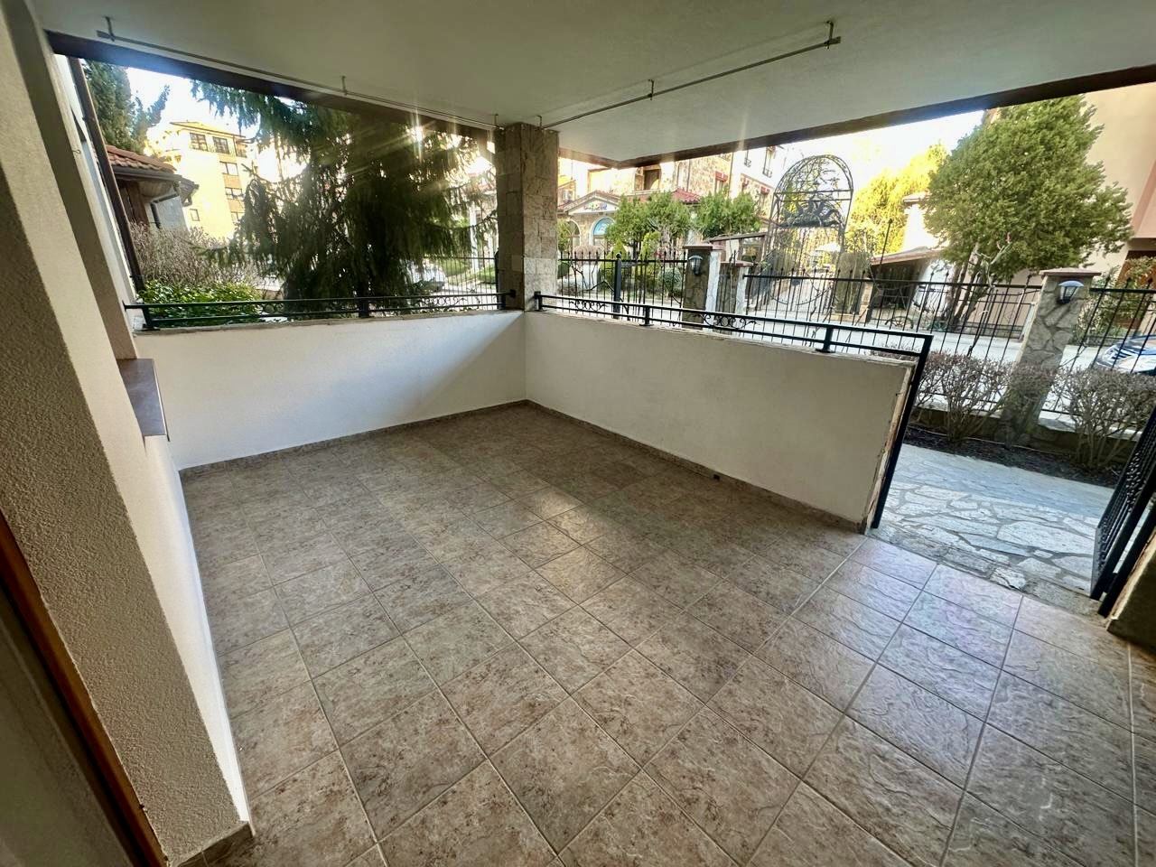 Просторная студия на партере с большой террасой и возможностью переделки в квартиру с одной спальней – безопасность и комфорт в Несебре