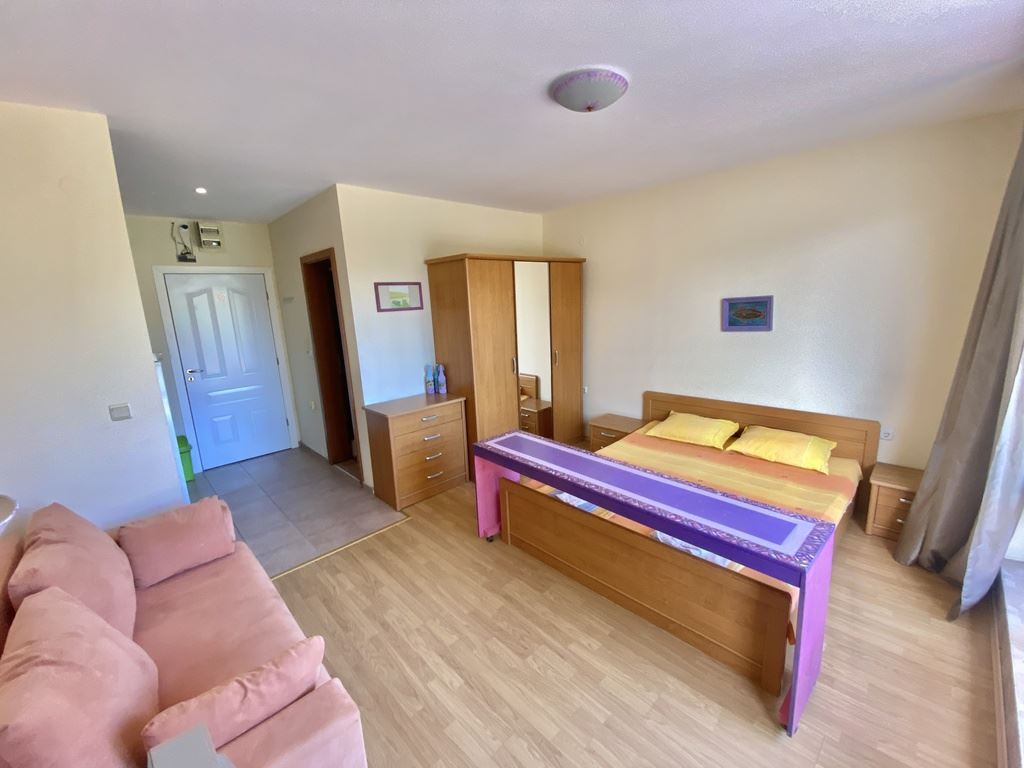 Студия на первой линии в комплексе в Елените – море, горы и курортный комфорт в одном