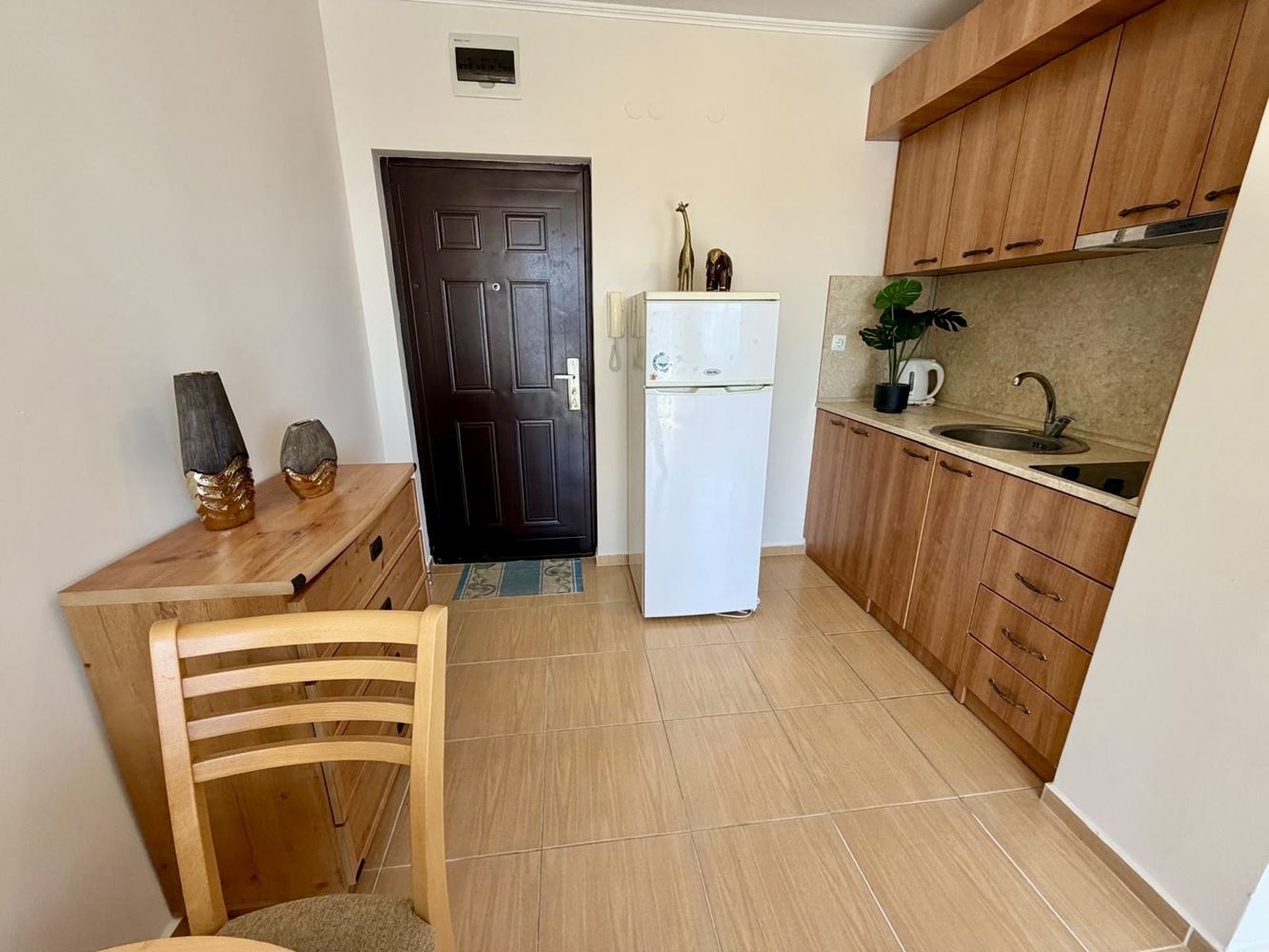 Панорамная студия с впечатляющим видом на море в Несебре – готова к заселению