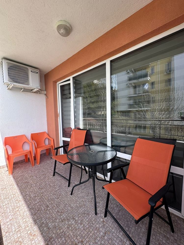 Двухкомнатная квартира с частичным видом на море в Святом Власе – меблированная, после ремонта, в элитном закрытом комплексе