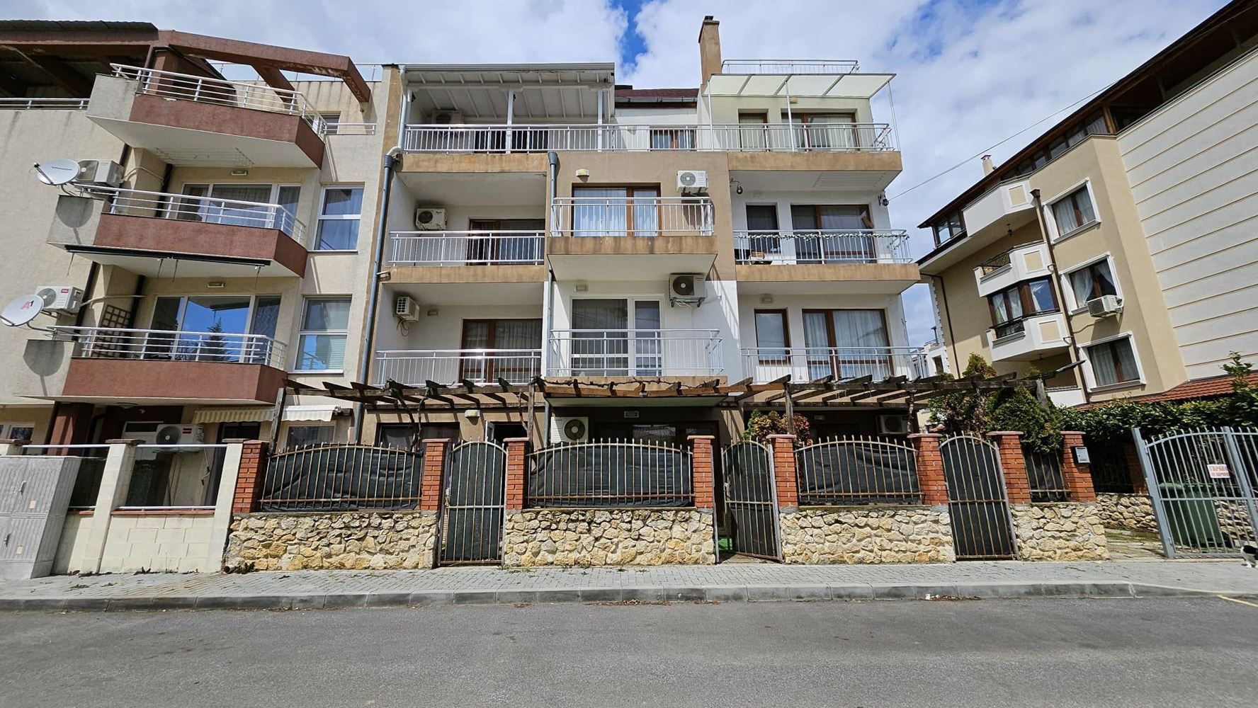 Полностью меблированная студия в Равде без обслуживания – всего в 200 метрах от моря