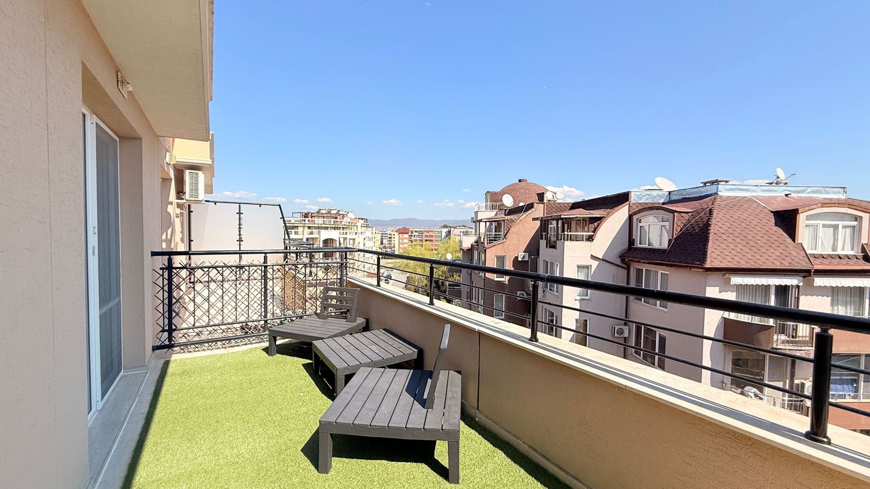 Роскошный двухуровневый апартамент с тремя спальнями в центре Солнечного Берега – простор, стиль и комфорт на двух уровнях